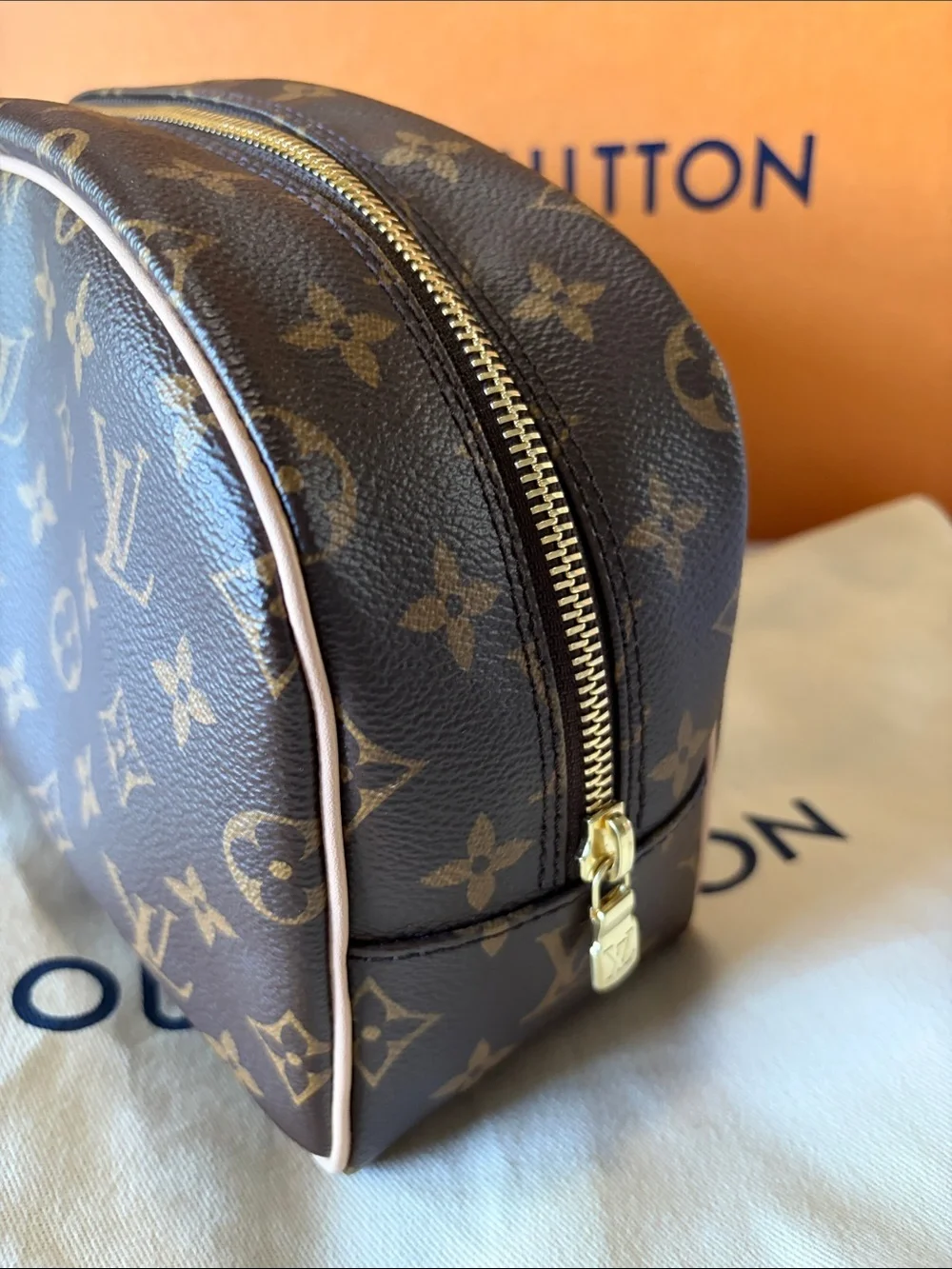 Louis Vuitton Monogram Toiletry bag 25 - Brown & Tan Trim RETIRED